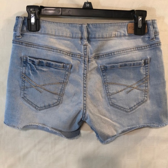 Aeropostale Distressed Jeans Shorts Size 4 - Picture 2 of 5